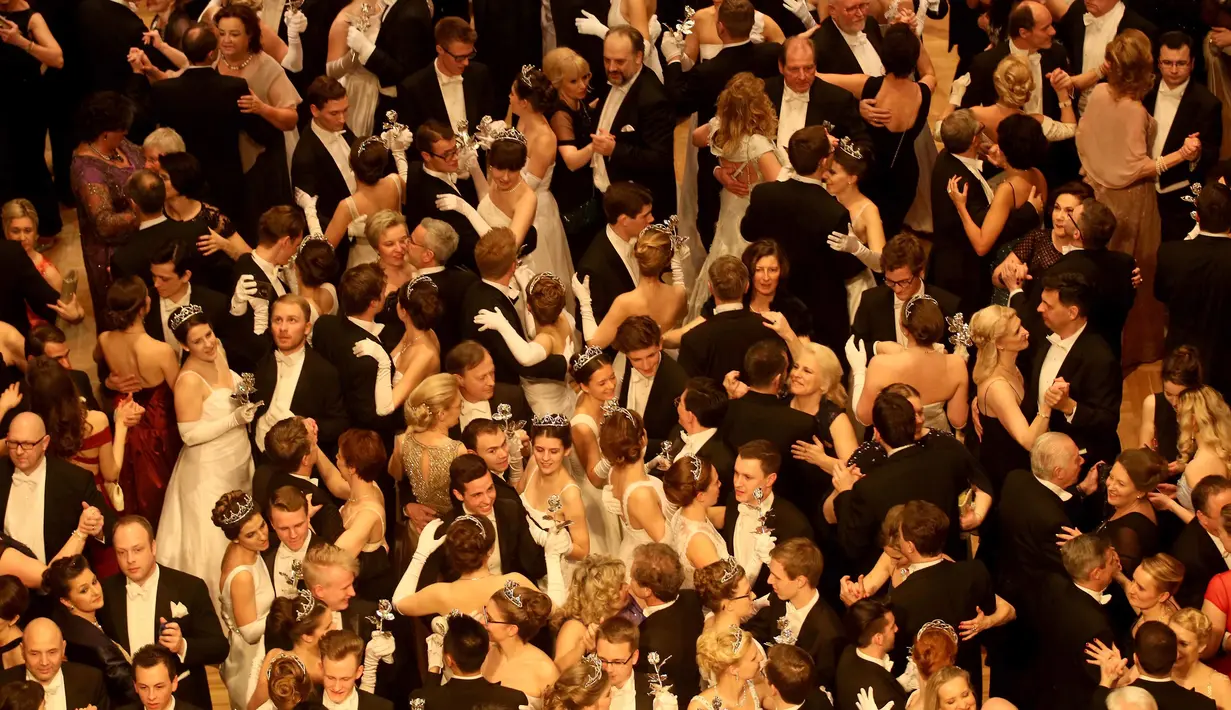 Sejumlah penari beraksi dengan berpasangan saat pembukaan acara tradisional tahunan Opera Ball di Wina, Austria, Kamis (23/2). Uniknya dalam acara Opera Ball ini para peserta diwajibkan mengenakan pakaian pengantin. (AP Photo/Ronald Zak)