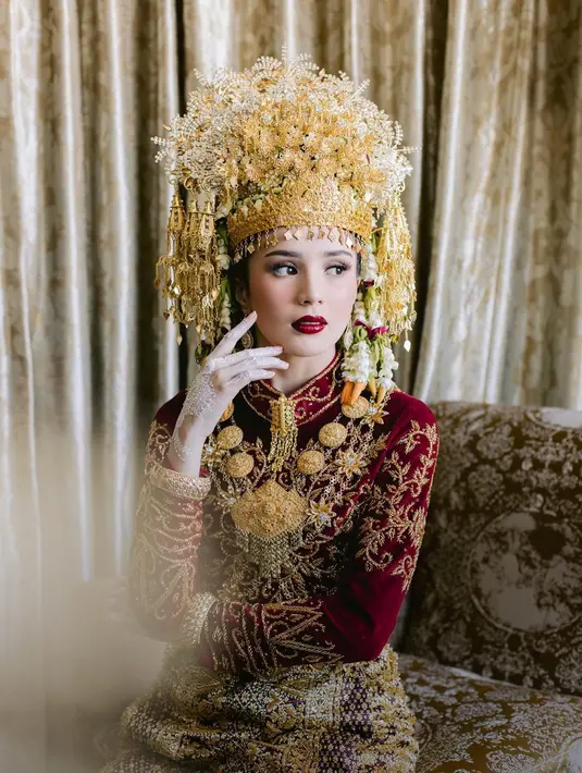 Beby Tsabina juga baru saja meresmikan hubungannya dengan Rizki Natakusumah. Untuk momen sakralnya, Beby Tsabina memilih baju adat Aceh berwarna merah yang bold. [Foto: Instagram/bebytsabina]