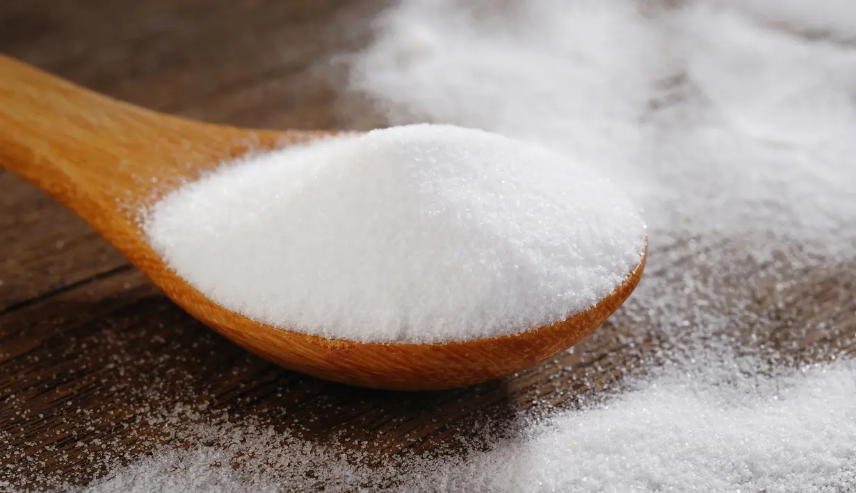 Campurkan gula dan baking soda dengan takaran yang sama. Setelah itu gosokan pada siku dan lutut sambil digosok-gosok selama 3-4 menit lalu diamkan 10-15 menit. Kemudian bilas sampai bersih, setelah itu gunakan lotion untuk melembabkan. (Istimewa)