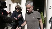 Jose Mourinho meninggalkan kediamannya di London, Selasa (24/5/2016). The Special One mendapatkan tawaran tiga tahun untuk menjadi nakhora Manchester United.  (Reuters/peter Nicholls)