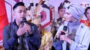 Pembawa acara Irfan Hakim dan Rina Nose saat konferensi pers Dangdut Academy Asia ke 3 di SCTV Tower, Jakarta, Kamis (19/10). Dangdut Academy Asia 3 bakal hadir setelah berakhirnya kompetisi Stand Up Comedy Academy 3. (Liputan6.com/Helmi Afandi)