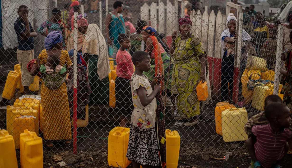 Para pengungsi mengambil air di kamp pengungsi internal Kashaka di pinggiran kota Goma, Republik Demokratik Kongo pada 3 Februari 2025. (Jospin Mwisha/AFP)
