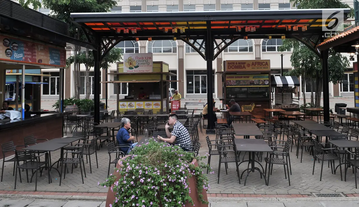 Pengunjung berada di pusat kuliner atau food street di kawasan Pantai Maju yang dahulu bernama Pulau D, Jakarta, Rabu (23/1). Area Food Street di kawasan Pantai Maju mulai beroperasi setelah disegel oleh Pemprov DKI. (Merdeka.com/Iqbal S. Nugroho)