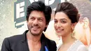 Deepika Padukone menjadi pasangan Shahrukh Khan di film Om Shanti Om. Walaupun bergenre komedi, akan tetapi film ini juga diselingi dengan cerita cinta. (Foto: indianexpress.com)