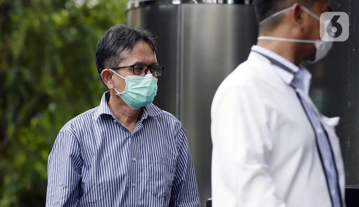 Mantan Direktur Utama PT Dirgantara Indonesia (Persero) atau PTDI Budi Santoso mendatangi Gedung KPK, Jakarta, Jumat (5/6/2020). Budi menjalani pemeriksaan penyidik KPK sebagai tersangka terkait dugaan korupsi penjualan dan pemasaran pesawat pada PTDI pada tahun 2007-2017. (merdeka.com/Dwi Narwoko)