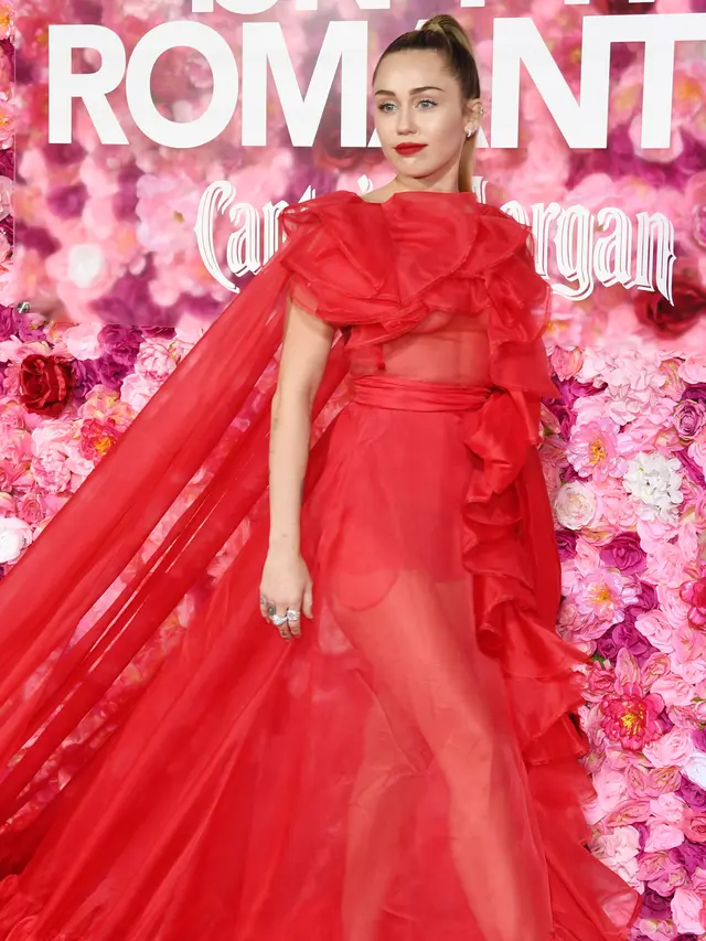 Miley Cyrus Tampil Memesona di Pemutaran Film Isn't It Romantic