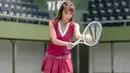 <p>Cantiknya Ayu Dewi saat tenis mengenakan outfit hasil kolaborasinya dengan brand lokal. Atasan tanpa lengan serasi dengan rok tenis bernuansa keunguan, yang dipadu dengan sepatu berwarna putih. Foto: Instagram.</p>