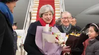 PM Inggris Theresa May dan suaminya, Philip May, tiba di Beijing - AFP