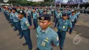 Personil TNI AL mengikuti upacara penyematan tanda jasa di Markas Komando Armada Barat TNI AL, Jakarta, Selasa (24/2/2015). Penghargaan diberikan kepada mereka yang berjasa dalam misi pencarian korban pesawat Air Asia QZ 8501. (Liputan6.com/Faizal Fanani)