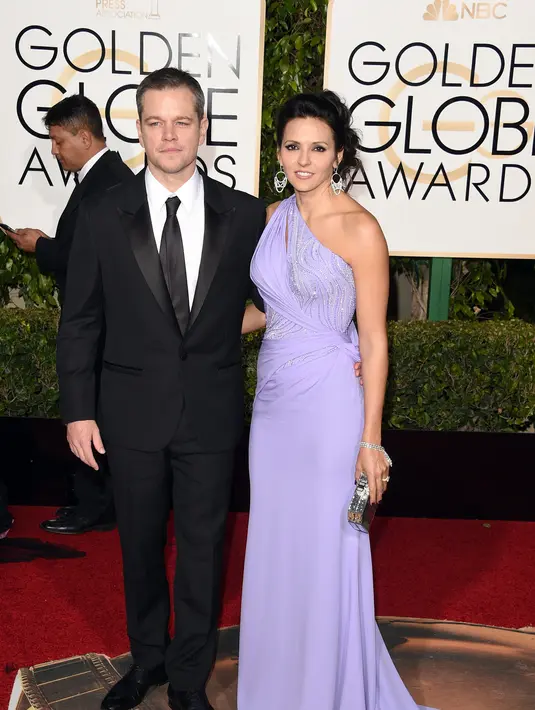 Anak-anak dari pasangan ini, Isabella (9), Gia (7), dan Stella (5) terpesona dengan gaun ungu Versace yang dikenakan oleh sang ibu. Gaun yang mengilap ini menyerupai gaun yang dikenakan Elsa di film sukses Disney, ‘Frozen’. (AFP/Bintang.com)