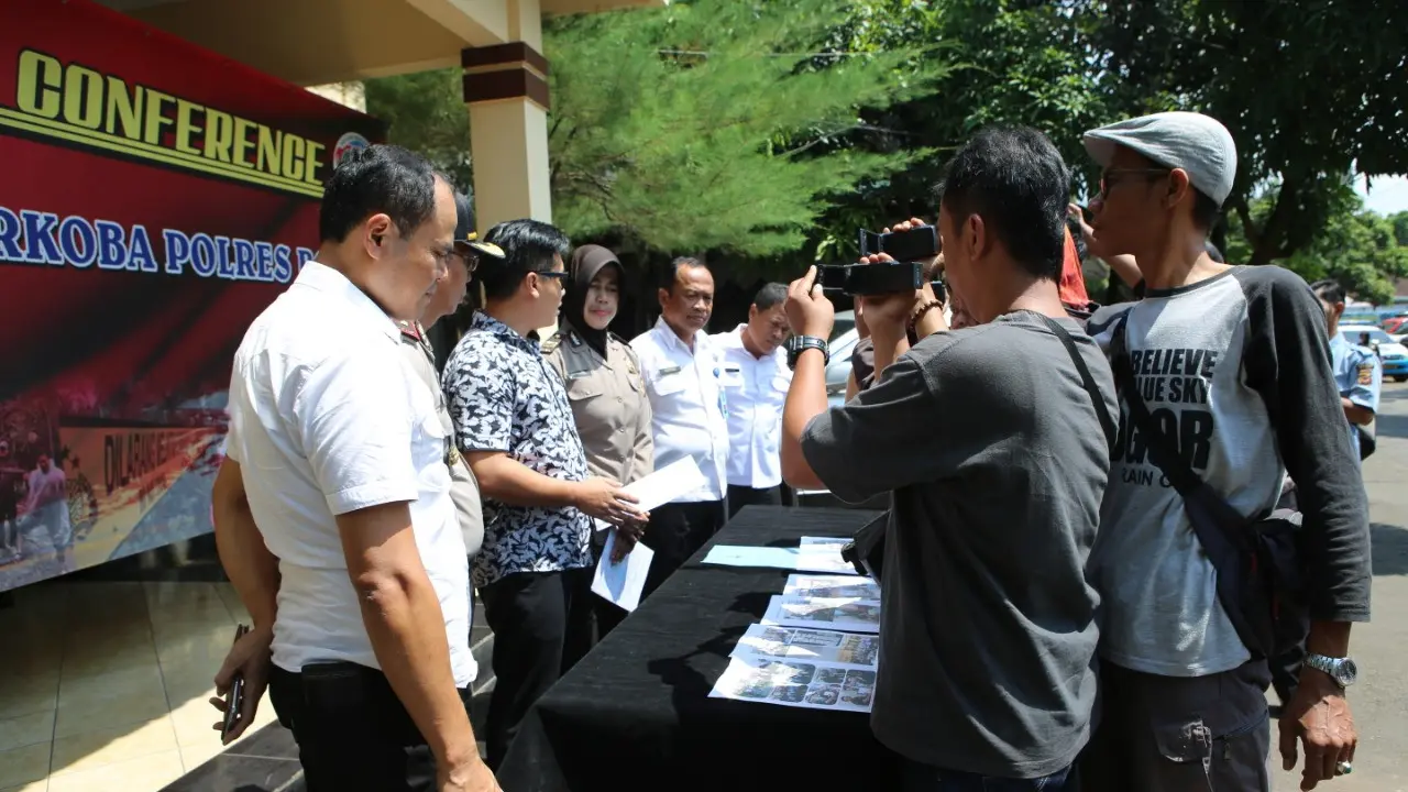 Sebanyak 13 muda mudi hasil penggerebekan di Vila Julio kawasan Puncak, Bogor, Jawa Barat dinyatakan positif memakai narkoba. (Liputan6.com/Achmad Sudarno)