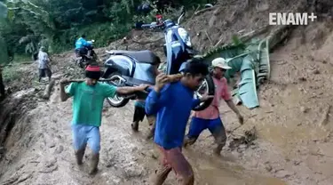 Hujan deras yang mengguyur Garut, Jawa Barat, mengakibatkan tanah longsor kawasan Cisewu. Akibatnya jalan provinsi yang menghubungkan Garut dan Bandung terputus.