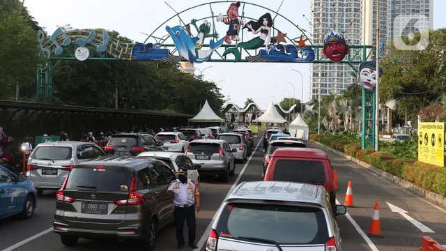 FOTO: Libur Panjang, Sejumlah Kendaraan Antre Masuk Kawasan Ancol