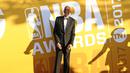 Pebasket legendari Los Angeles Lakers, Kareen Abdul Jabbar, berpose saat melintasi karpet merah NBA Awards 2017 di Basketball City, New York, Senin, (26/6/2017). (NBAE via Getty Images/Nathaniel S Butler)