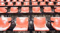 Ilustrasi bangku stadion, kericuhan, kerusuhan di stadion. (Bola.com/Freepik)