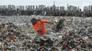 Petugas membersihkan sampah plastik yang menumpuk di kawasan wisata hutan Mangrove Muara Angke, Jakarta, Sabtu (17/3). Sampah-sampah yang memenuhi bibir pantai tersebut berasal dari aliran sungai dan arus gelombang laut. (Merdeka.com/Imam Buhori)