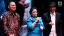Presiden Ke-5 Megawati Soekarno Putri (tengah) bersama Founder Ciputra Group, Ir. Ciputra (kanan) dan Gubernur BI Agus Martowardojo saat menghadiri peluncuran buku di Jakarta, Rabu (29/11). (Liputan6.com/JohanTallo)