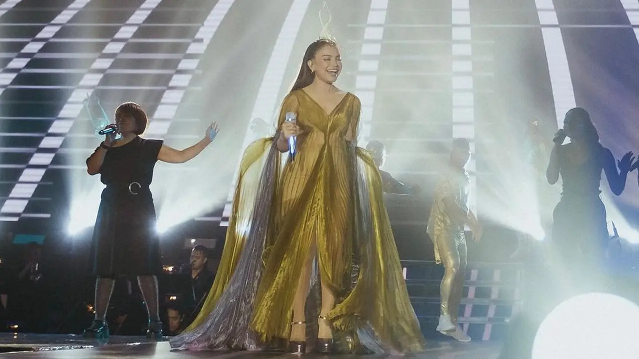 Rossa Kenakan Gaun Rancangan Desainer Met Gala di Konser 25 Tahun Berkarier
