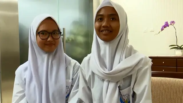 Dini Nurizka dan temannya  Alvira Putri usai tragedi mobil jokowi melindas telepon seluler (Liputan6/Luqman Rimadi)