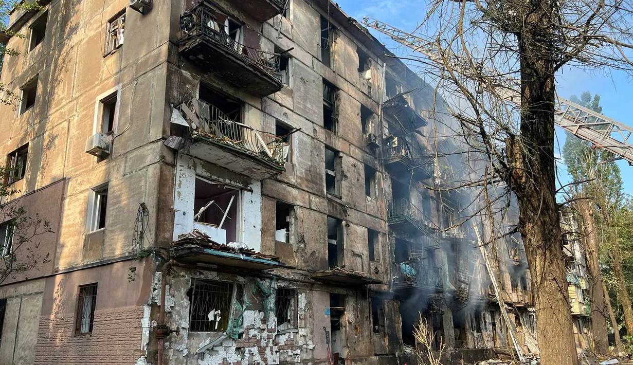 Tiga orang tewas dan 32 lainnya luka-luka dalam serangan rudal Rusia itu, kata gubernur regional, saat serangan udara dilaporkan terjadi di Kyiv dan kota-kota lain. (Handout/National Police of Ukraine/AFP)