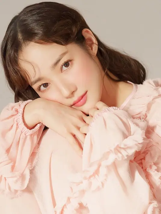 Atau lihat manisnya penampilan Park Min Young dibalut dress pink dengan detail ruffles yang cute. [Foto: Instagram/rachel_mypark]