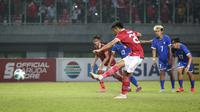 Eksekusi penalti pemain Timnas Indonesia U-19, Rabbani Tasnim Siddiq saat menjebol gawang Filipina dalam pertandingan babak penyisihan Grup A Piala AFF U-19 yang berlangsung di Stadion Patriot Candrabhaga, Bekasi, Jumat (8/7/2022). (Bola.com/Bagaskara Lazuardi)