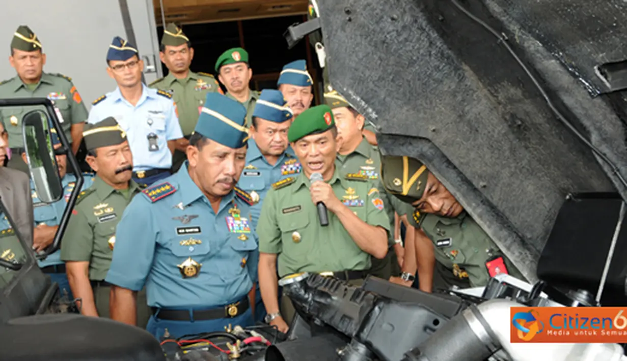 Citizen6, Cilangkap: Penyerahan prototipe Rantis hasil Working Group TNI kepada Panglima TNI Laksamana TNI Agus Suhartono dilakukan di Mabes TNI Cilangkap, Senin (8/8). (Pengirim: Badarudin Bakri)