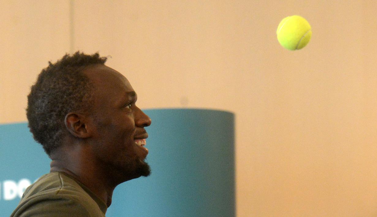 Usain Bolt bermain menyundul bola tenis saat berkunjung ke Prague, Bolt datang ke Republik Ceska guna mengikuti pertemuan Golden Spike di Ostrava,Republik Ceska.    (18/5/2016). (AFP/Michal Cizek)
