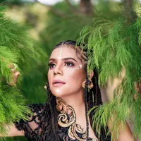 Nowela Mikhelia digandeng Alffy Rev kala merilis single "The Spirit of Papua." (Foto: Instagram @mikhelia)