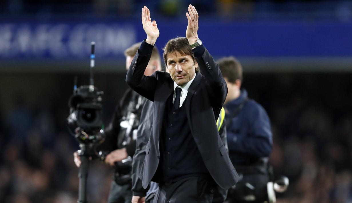 Pelatih Chelsea, Antonio Conte memberikan salam kepada fans usai mengalahkan Manchester City pada lanjutan Premier League di Stamford Bridge stadium (5/4/2017). Chelsea menang 2-1. (AP/Kirsty Wigglesworth)