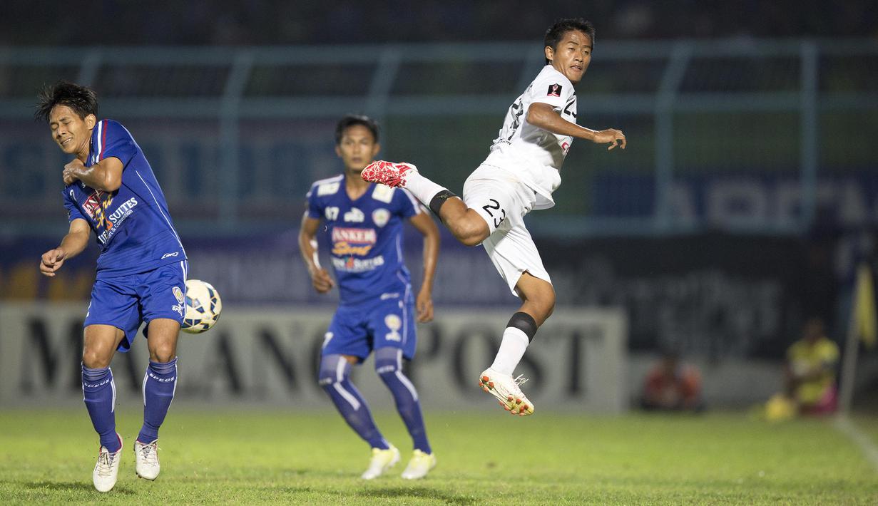 Pemain Bali United, Bayu Gatra menjauhkan bola dari pemain Arema Cronus pada laga perempat final Piala Presiden di Stadion Kanjuruhan, Malang, Sabtu (19/9/2015). (Bola.com/Vitalis Yogi Trisna)