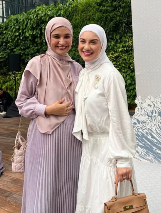 Irish Bella tampil white on white, mulai dari kerudung polos putih, dipadukan atasan lengan balon dengan aksen pita di bagian depan dipadukan rok panjang beraksen kerut.[@_irishbella_]