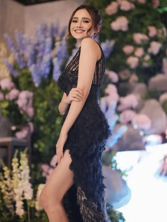 Diana yang pernah mendesain busana Jennie Blackpink dan Ariana Grande ini mengatakan jika gaun tersebut merupakan ombre terlihat di bagian train gaun yang memiliki detail bulu-bulu tersebut. @vincenthimawan