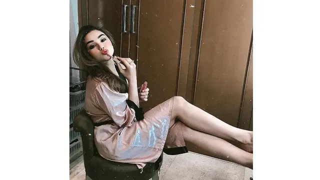 Jarang Tersorot, Ini 7 Potret Terbaru Ibu Sambung Teuku Rassya yang Memesona