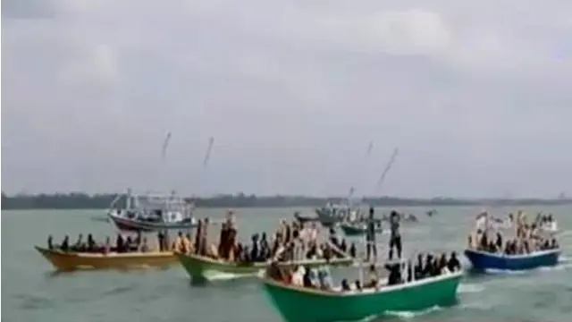 Tradisi ini diwujudkan dengan melarung walasuji atau miniatur perahu nelayan.
