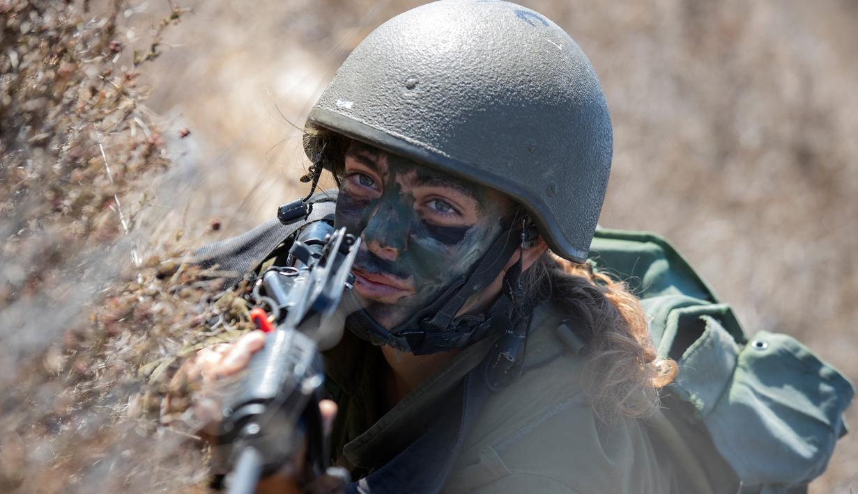Aksi seorang tentara wanita Israel dari Batalion Bardalas saat menjalani latihan di sebuah kamp militer di dekat Yoqne'am Illit, Israel Utara, (13/9). Batalion Bardales resmi beroperasi pada Juli 2015. (AFP Photo/Jack Guez)