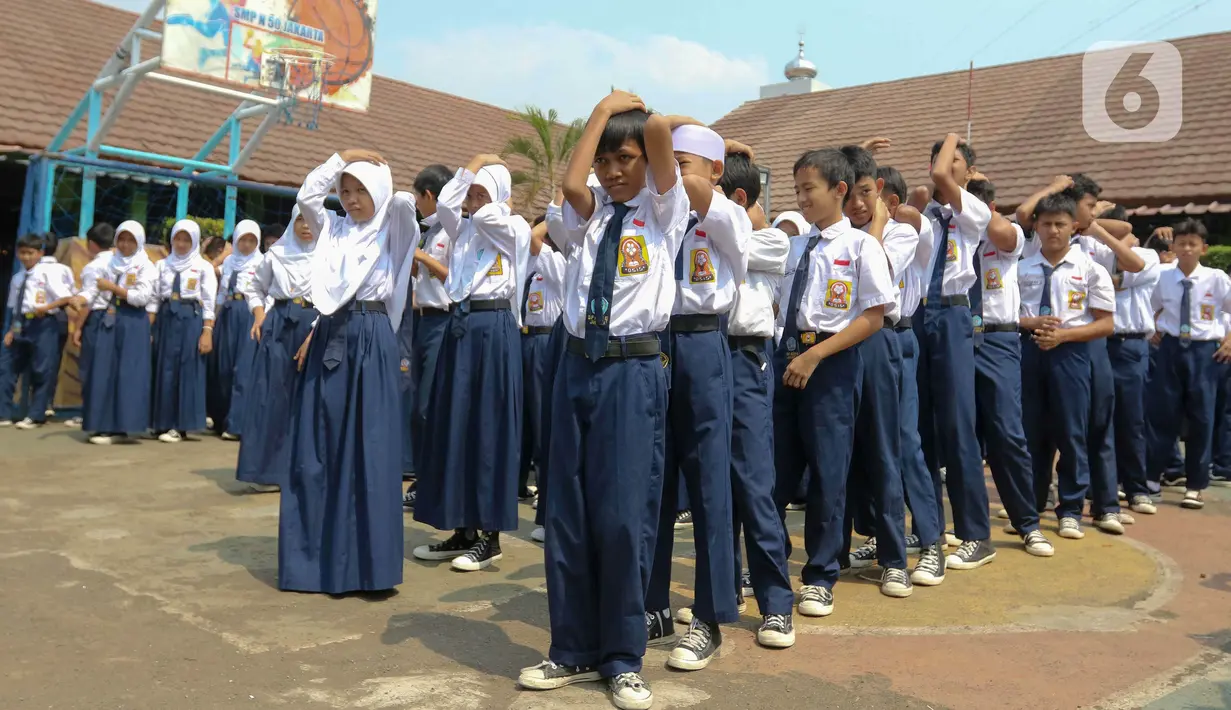 Bukan hanya gempa bumi, simulasi serentak ini juga akan mengajarkan teknik-teknik penyelamatan diri saat menghadapi bencana kebakaran dan banjir. (Liputan6.com/Herman Zakharia)