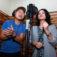 Foto preskon single Sandhy Sondoro feat Wizzy (Deki Prayoga/bintang.com)