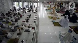 Pegawai pemerintahan Wali Kota Tangerang Selatan melaksanakan salat Idul Adha 1441 H di Masjid Al I'tishom, Kompleks Wali Kota Tangerang Selatan, Jumat (31/7/2020). Salat menerapkan physical distancing atau jaga jarak untuk mengantisipasi penularan COVID-19. (merdeka.com/Dwi Narwoko)