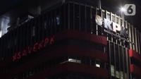 Aktivis Greenpeace menembakkan sinar laser bertuliskan #Save KPK ke gedung Merah Putih KPK, Jakarta, Senin (28/6/2021) malam. Aksi tersebut sebagai bentuk keprihatinan atas upaya pelemahan KPK sejak disahkannya Revisi UU KPK hingga Tes Wawasan Kebangsaan. (Liputan6.com/Helmi Fithriansyah)