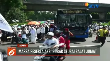 Aksi pembebasan Baitul Maqdis di Tugu Monas, Jakarta Pusat, berakhir usai salat Jumat. Pembubaran massa mengakibatkan arus lalin di Jalan Medan Merdeka macet.