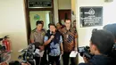 Wakil Direktur Narkoba Bareskrim Polri, Kombes Nugroho Aji Wijayanto (tengah) saat rilis kasus di Mabes Polri, Jakarta, Jumat (6/11). Puluhan ribu obat palsu disita dari rumah yang dijadikan pabrik obat palsu di Bogor. (Liputan6.com/Gempur M Surya)