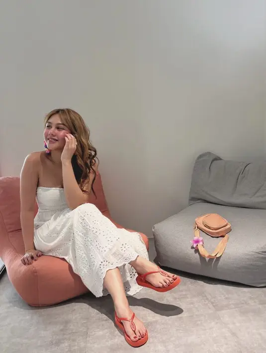 Saat berkunjung ke negara tersebut, Luna Maya dan Vanesha kerap tampil mengenakan sandal untuk melengkapi penampilan. Credit: Havaianas