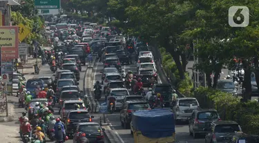 Kendaraan melintas di Jalan Margonda Raya Depok, Jawa Barat, Sabtu (25/9/2021). Pemerintah Kota Depok dan Polres Metro Depok berencana menerapkan kebijakan ganjil-genap di Jalan Margonda Raya yang terfokus di ruas Jalan Margonda sebelum flyover UI sampai simpang Ramanda. (merdeka.com/Imam Buhori)