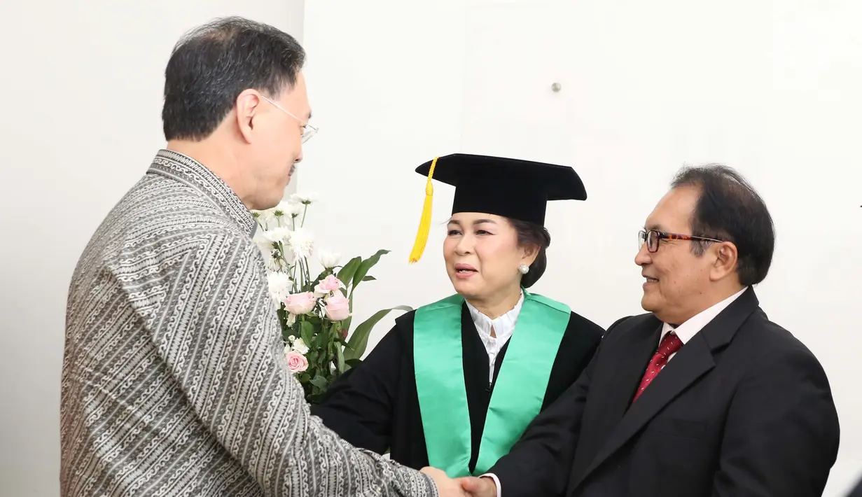 Prof. DR. dr. Ratna Sitompul Sp.M(K) (tengah) menerima ucapan selamat dari Founder Emtek Group Eddy Sariaatmadja usai dikukuhkan sebagai Guru Besar Tetap FKUI di Aula IMERI Fakultas Kedokteran UI, Jakarta, Sabtu (12/1). (Liputan6.com/Helmi Fithriansyah)