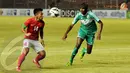Pemain timnas, Andik Vermansyah (nomor 14) berusaha mempertahankan bola dari kejaran pemain Maladewa, Ali Fasir (Liputan6.com/Helmi Fithriansyah)