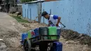 Di tengah musim kemarau seperti saat ini, pedagang air keliling di kawasan Jakarta kini meraup rezeki, Senin (22/9/14). (Liputan6.com/Faizal Fanani)