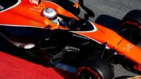 Honda menyatakan masih berkomitmen 100 persen terhadap McLaren, meski tim ini sedang mengalami masa-masa sulit. (Bola.com/Twitter/McLaren)