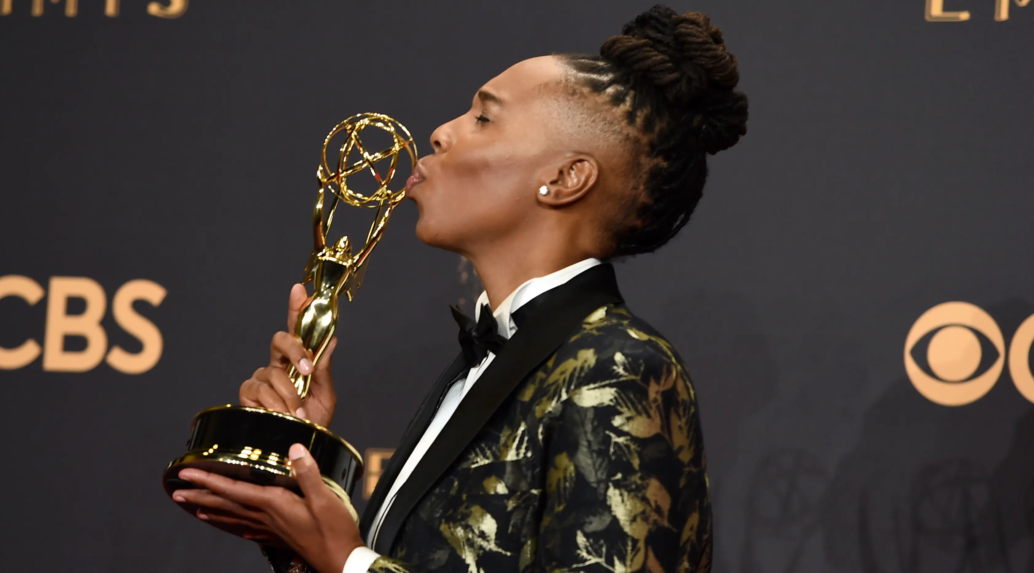 	Lena Waithe berpose dengan trofi usai meraih penghargaan pada Emmy Awards 2017 di Los Angeles, Minggu (17/9). Lena Waithe menjadi perempuan kulit hitam pertama yang meraih Emmy Awards dari kategori Best Comedy Writing. (Jordan Strauss/Invision/AP)