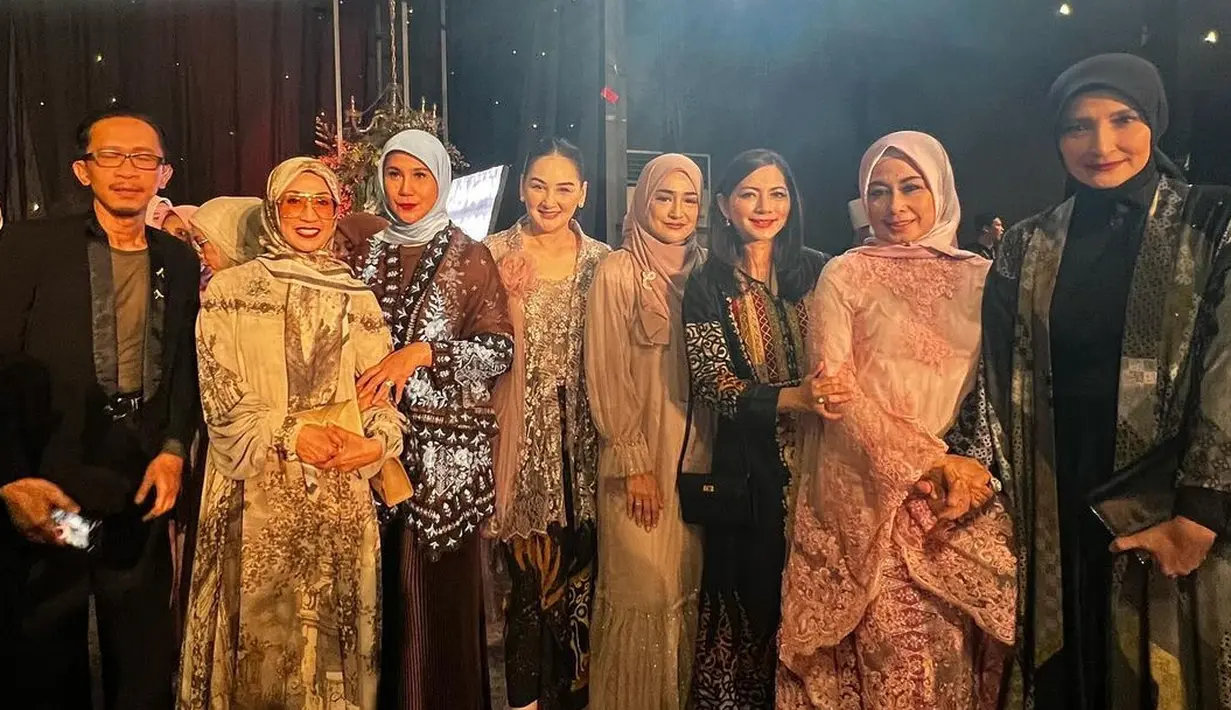 Egy Maulana Vikri menikah dengan Adiba Khanza Az-Zahra menikah di Hallf Pati Unus, Kebayoran Baru, Jakarta Selatan, pada siang hari ini (10/12/2023). Abidzar Al-Ghifari, anak kedua mendiang Uje dan Umi Pipik, menjadi wali nikah menggantikan mendiang ayahnya. [Instagram/tissabiani]